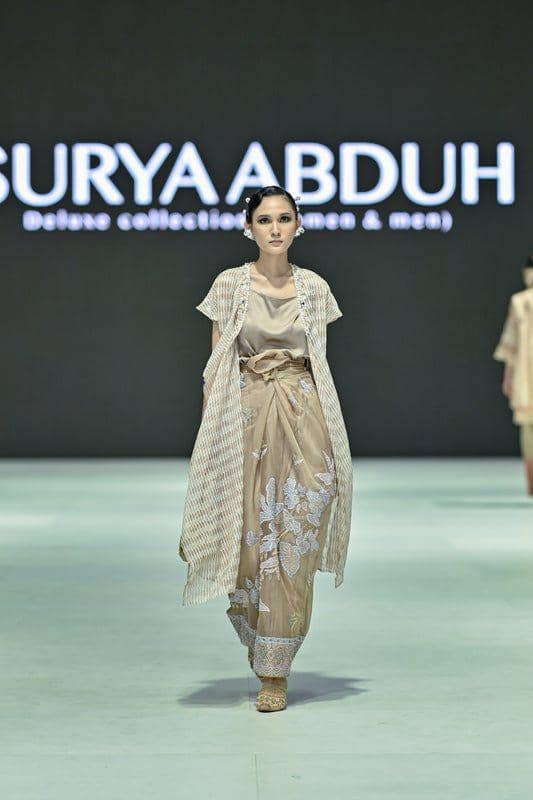 ide gaya ala ibu pejabat, koleksi Surya Abduh di JFW 2024 (dok. Getty Images/Jakarta Fashion Week)