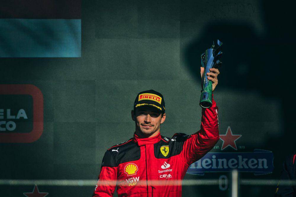 Charles Leclerc mengangkat trofi usai finis ketiga di main race GP Meksiko 2023. (twitter.com/ScuderiaFerrari)