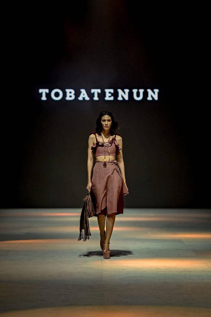 Koleksi Tobatenun di Jakarta Fashion Week 2024 (Dok. Jakarta Fashion Week/Dandy Hendrata)