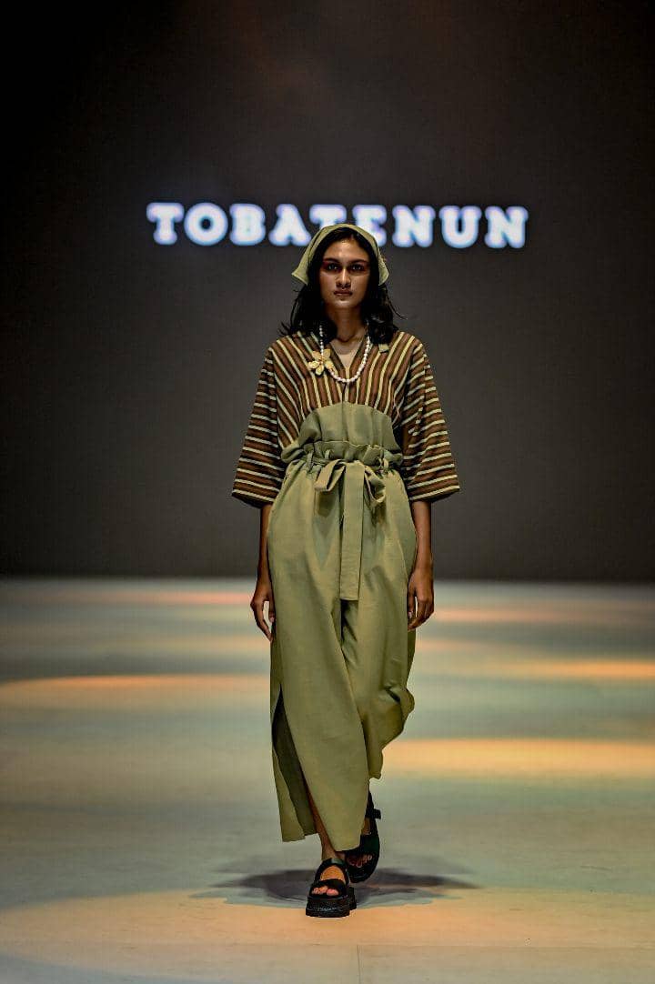 Koleksi Tobatenun di Jakarta Fashion Week 2024 (Dok. Jakarta Fashion Week/Dandy Hendrata)