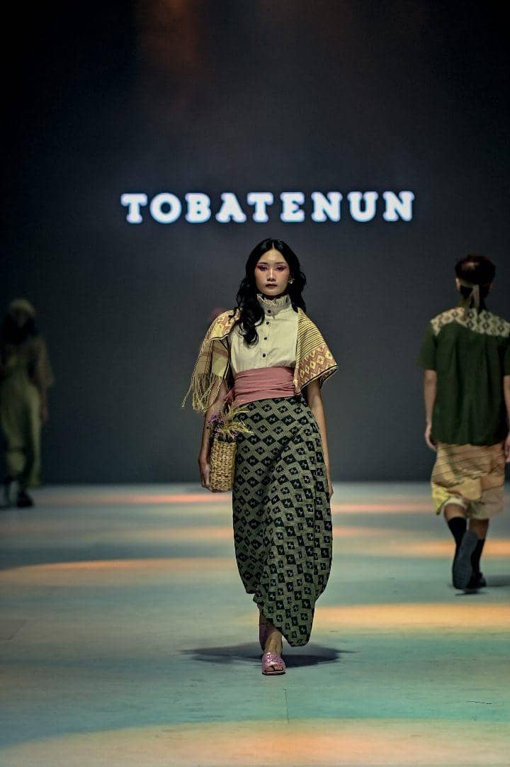 Koleksi Tobatenun di Jakarta Fashion Week 2024 (Dok. Jakarta Fashion Week/Dandy Hendrata)