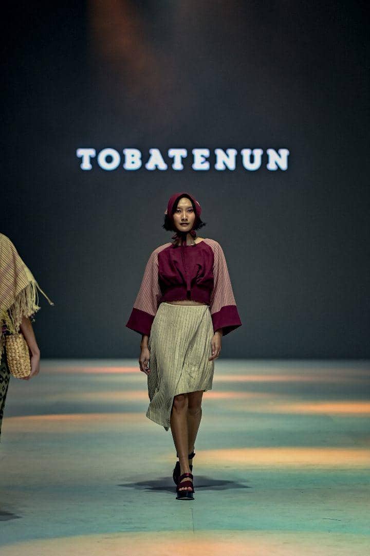 Koleksi Tobatenun di Jakarta Fashion Week 2024 (Dok. Jakarta Fashion Week/Dandy Hendrata)