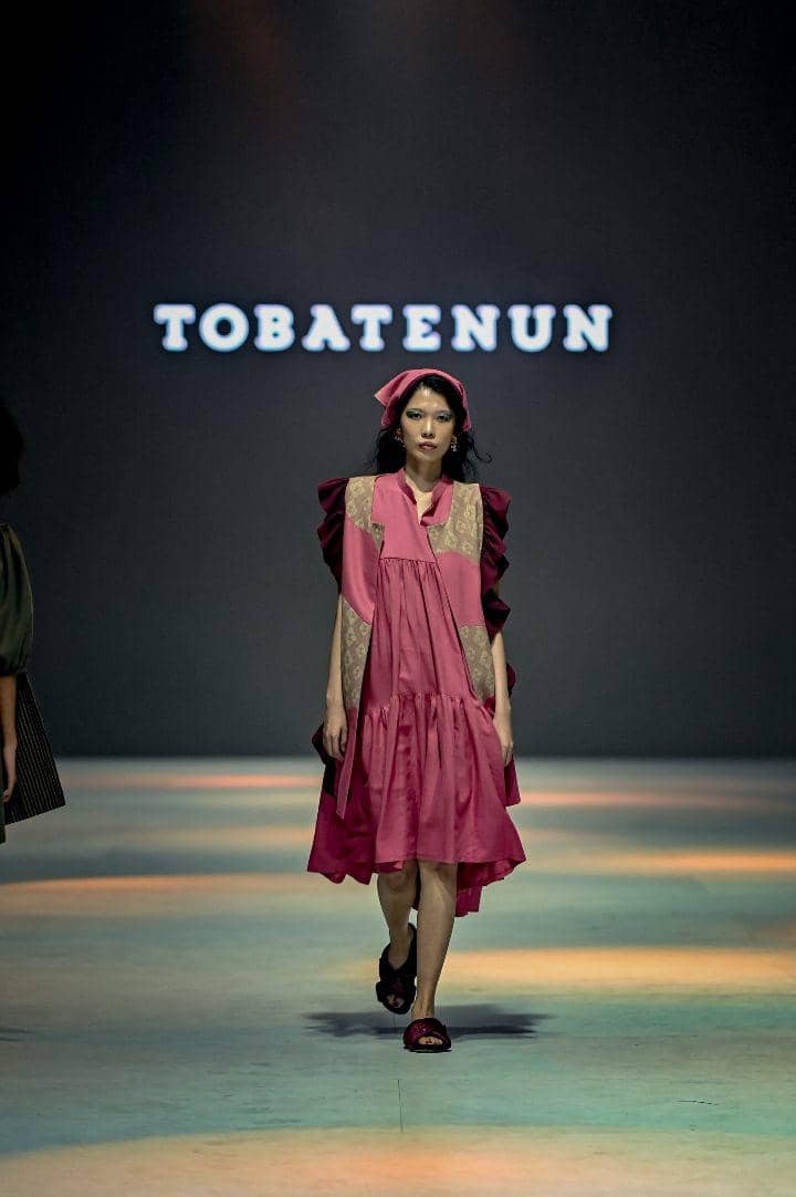 Koleksi Tobatenun di Jakarta Fashion Week 2024 (Dok. Jakarta Fashion Week/Dandy Hendrata)