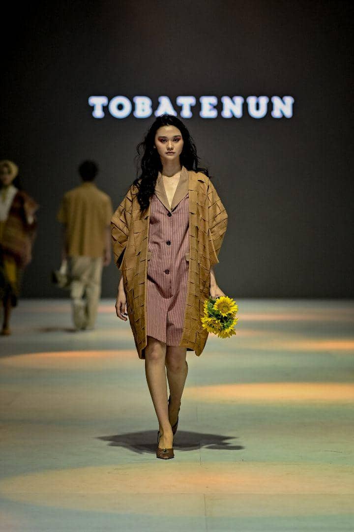 Koleksi Tobatenun di Jakarta Fashion Week 2024 (Dok. Jakarta Fashion Week/Dandy Hendrata)