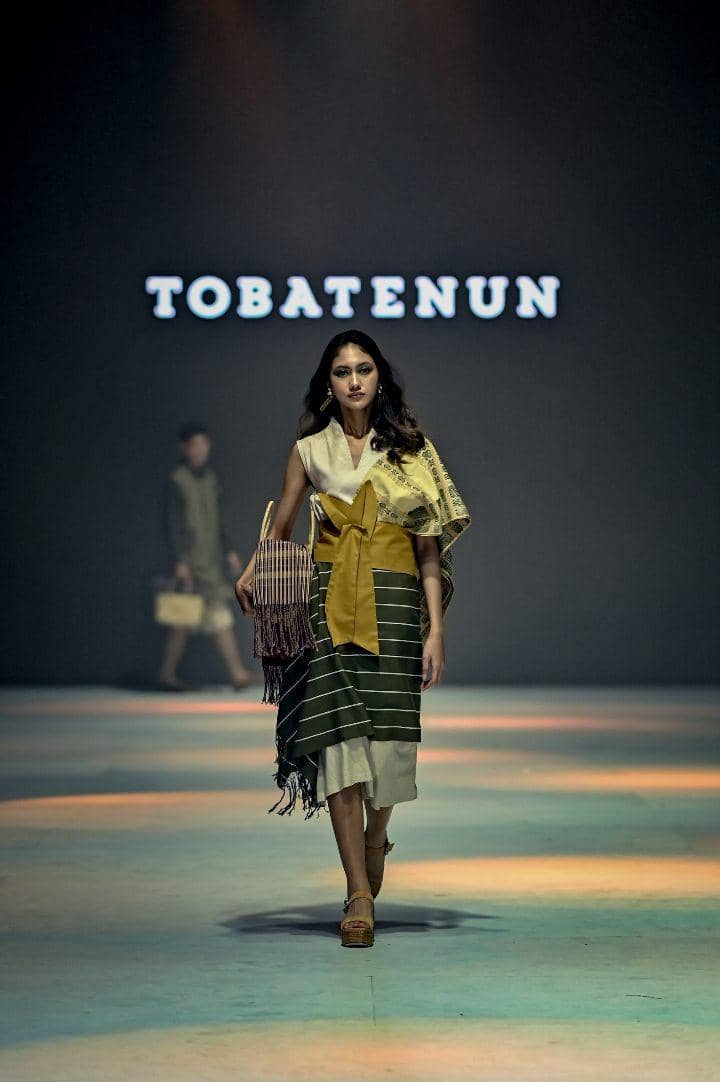 Koleksi Tobatenun di Jakarta Fashion Week 2024 (Dok. Jakarta Fashion Week/Dandy Hendrata)