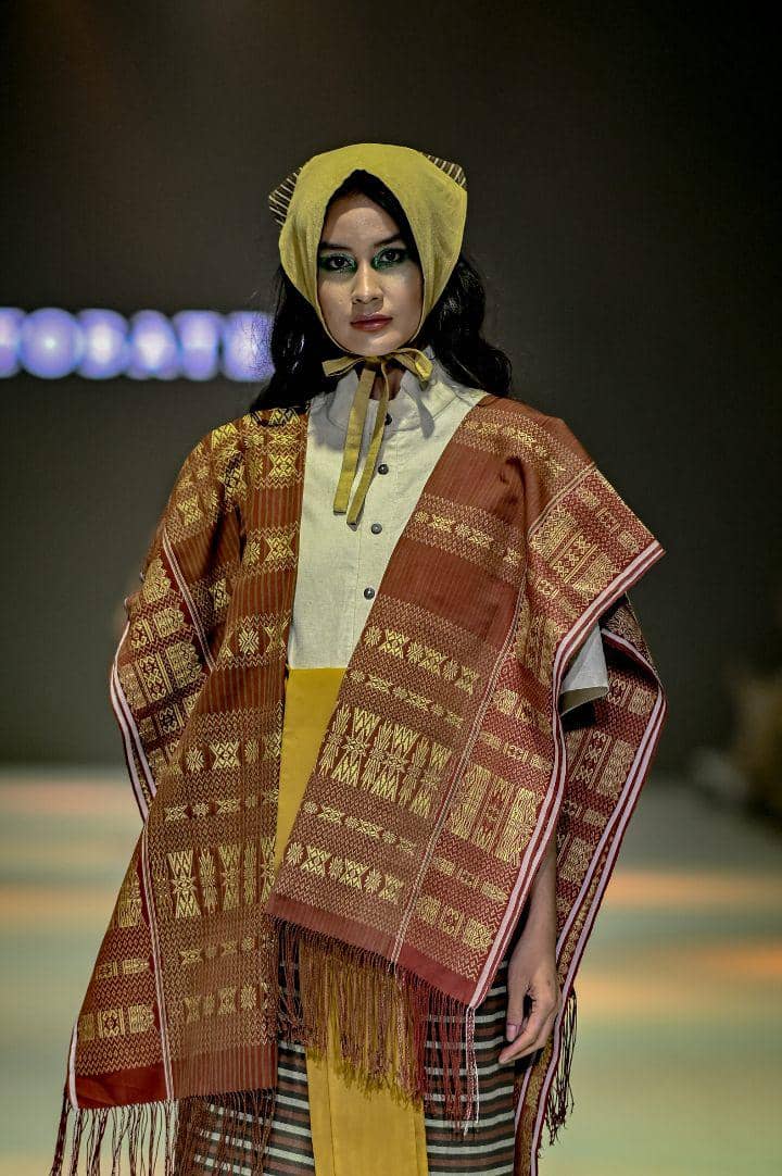 Koleksi Tobatenun di Jakarta Fashion Week 2024 (Dok. Jakarta Fashion Week/Dandy Hendrata)