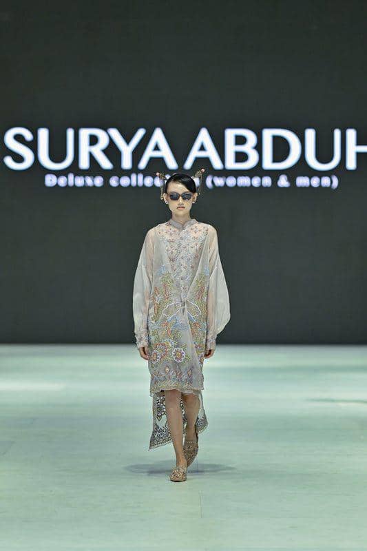 ide gaya ala ibu pejabat, koleksi Surya Abduh di JFW 2024 (dok. Getty Images/Jakarta Fashion Week)