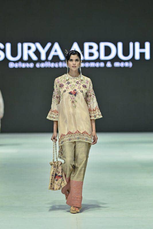 ide gaya ala ibu pejabat, koleksi Surya Abduh di JFW 2024 (dok. Getty Images/Jakarta Fashion Week)