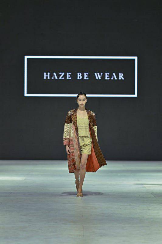 ide gaya modern dari kain tradisional ala Haze Be Wear (dok. Getty Images/Jakarta Fashion Week)