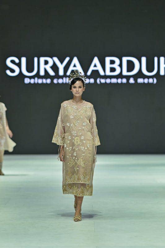 ide gaya ala ibu pejabat, koleksi Surya Abduh di JFW 2024 (dok. Getty Images/Jakarta Fashion Week)