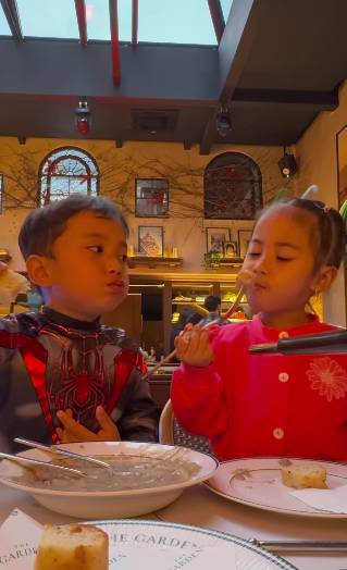 momen anak Rachel Vennya ikut Halloween dinner (instagram.com/rachelvennya)