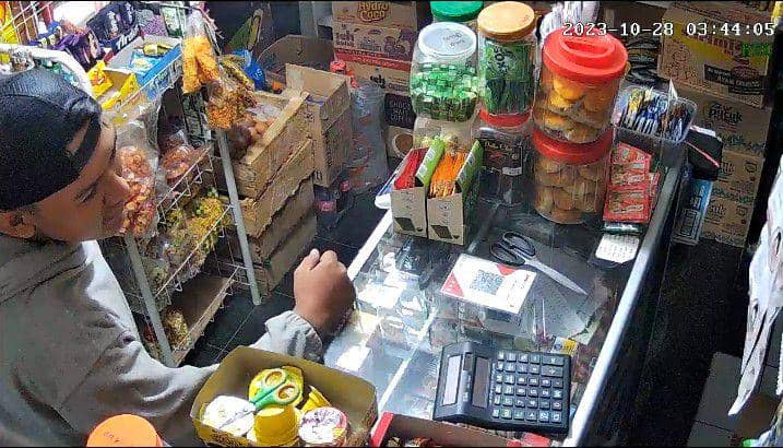 Rekaman CCTV aksi pencurian di salah satu toko sembako di Kota Malang. (IDN Times/istimewa)