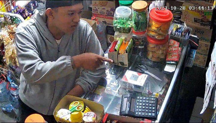 Rekaman CCTV aksi pencurian di salah satu toko sembako di Kota Malang. (IDN Times/istimewa)