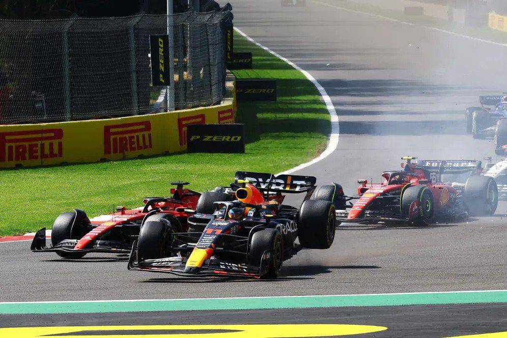 Sergio Perez terlibat insiden dengan Charles Leclerc saat main race GP Meksiko 2023. (formula1.com)