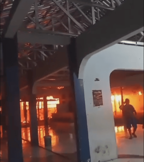 Tangkapan layar dari video kebakaran di SMP Negeri 8 Makassar, Senin (30/10/2023)/Istimewa