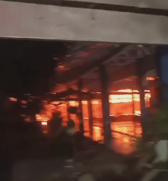 Tangkapan layar dari video kebakaran di SMP Negeri 8 Makassar, Senin (30/10/2023)/Istimewa