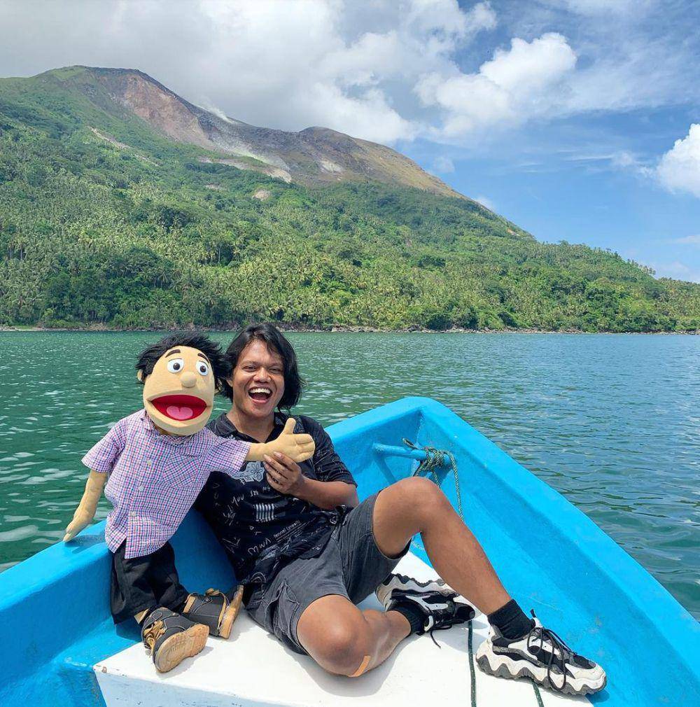 Eklin ditemani boneka mendongeng, Dodi (instagram/kak_eklin)