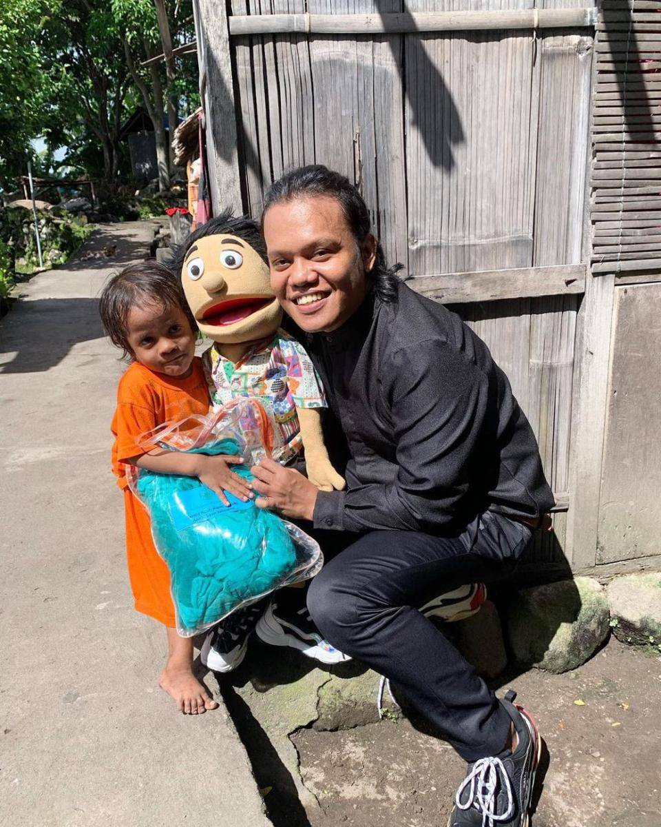 Eklin bersama seorang anak (instagram/kak_eklin)