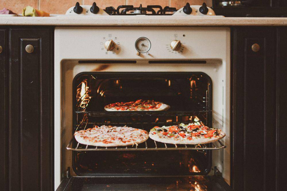 Ilustrasi bakar pizza di oven (unsplash.com/stefanasafti)