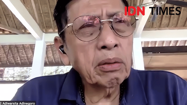 Adiwarsita Adinegoro, anak ketiga dari wartawan legendaris Djamaluddin Adinegoro hadir pada webinar Anugerah Jurnalistik Adinegoro 2023 dan soft launching Hari Pers Nasional 2024, Senin (30/10/2023). (IDN Times/sc/Anggun Puspitoningrum)