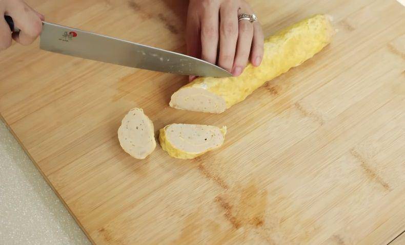 ilustrasi proses memotong shrimp roll sebelum dibalur terpung roti (YouTube.com/Devina Hermawan)