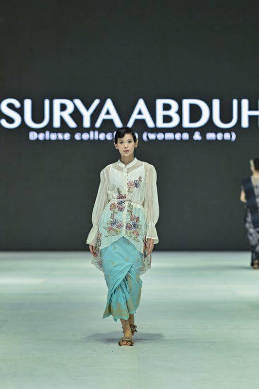 ide gaya ala ibu pejabat, koleksi Surya Abduh di JFW 2024 (dok. Getty Images/Jakarta Fashion Week)