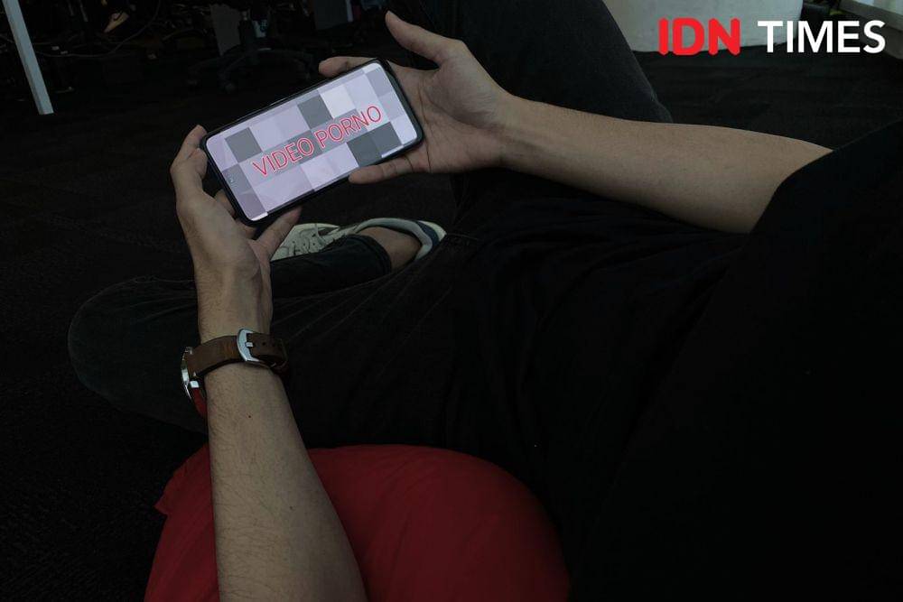 ilustrasi video porno (IDN Times/Besse Fadhilah)