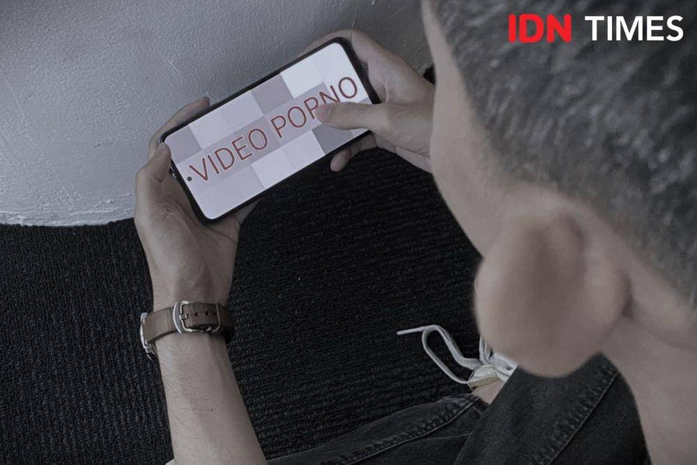 ilustrasi video porno (IDN Times/Besse Fadhilah)