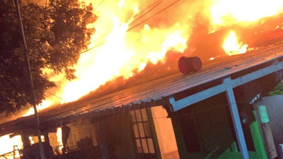 Kebakaran di Jalan Baji Gau Kota Makassar, Minggu malam (29/10/2023) menelan korban jiwa ibu dan anak. (Dok. Istimewa)