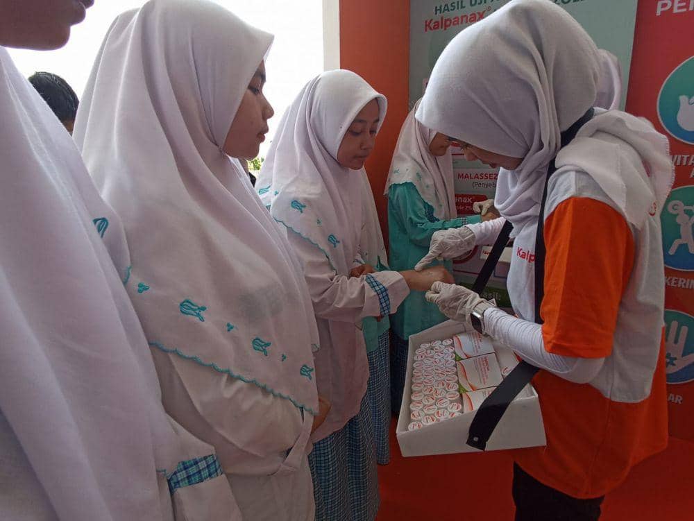 Para santri di Pondok Pesantren Assalafi Al Fithrah Semarang mendapatkan edukasi kesehatan kulit dari Kalbe dan Kalpanax, Senin (30/10/2023). (dok. Kalbe Indonesia)