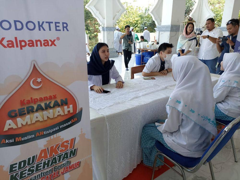Para santri di Pondok Pesantren Assalafi Al Fithrah Semarang mendapatkan edukasi kesehatan kulit dari Kalbe dan Kalpanax, Senin (30/10/2023). (dok. Kalbe Indonesia)