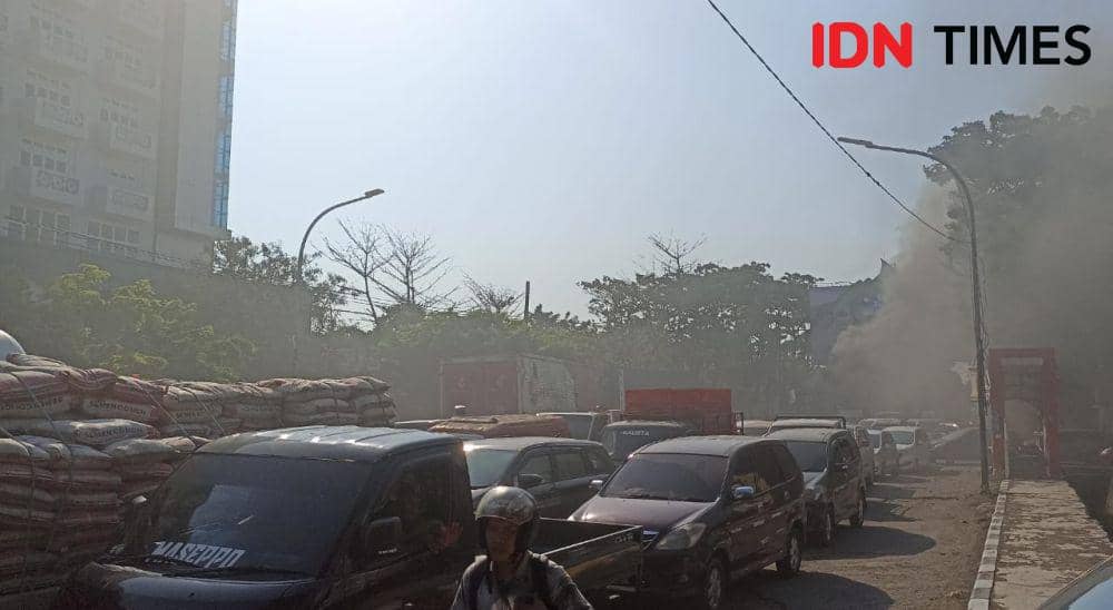 Mahasiswa HMI Cabang Gowa Raya unjuk rasa di Jalan Alauddin Makassar, Senin (30/10/2023). IDN Times/Dahrul Amri Lobubun