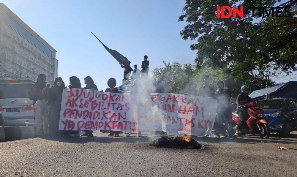 HMI di Makassar Demo Evaluasi Jokowi, Jalan Macet Pengendara Protes