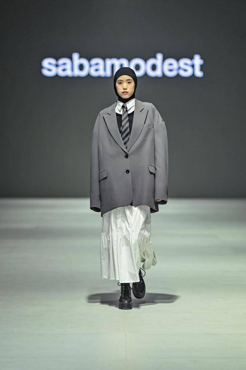 Koleksi SABA Modest di JFW 2024 (publicity.gettyimages.com)