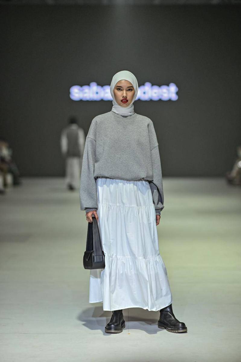 Koleksi SABA Modest di JFW 2024 (publicity.gettyimages.com)