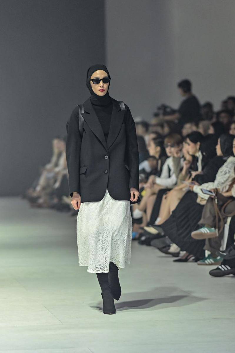 Koleksi SABA Modest di JFW 2024 (publicity.gettyimages.com)