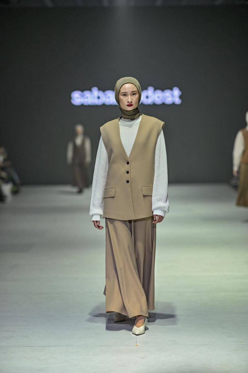Koleksi SABA Modest di JFW 2024 (publicity.gettyimages.com)