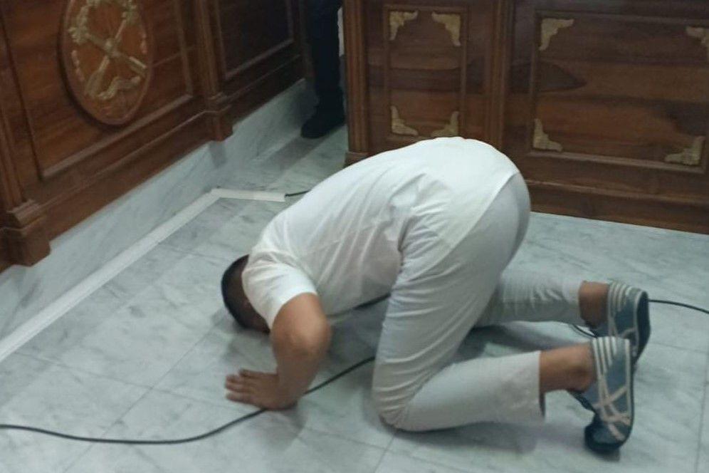 Sujud Syukur Achiruddin usai Divonis Bebas Kasus Dugaan Solar Ilegal