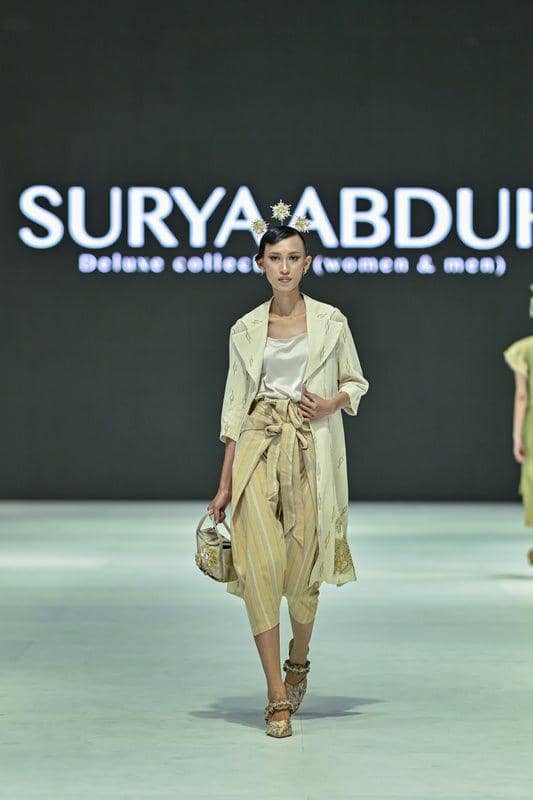 ide gaya ala ibu pejabat, koleksi Surya Abduh di JFW 2024 (dok. Getty Images/Jakarta Fashion Week)