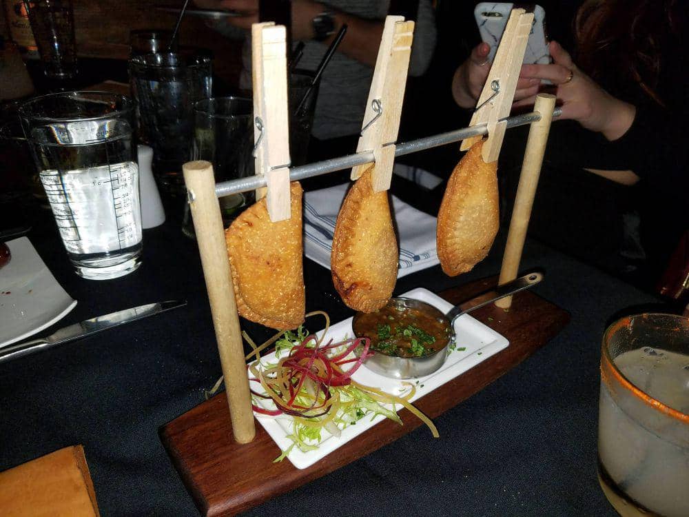 8 Penyajian Empanada Paling Nyeleneh, Ada yang Digantung