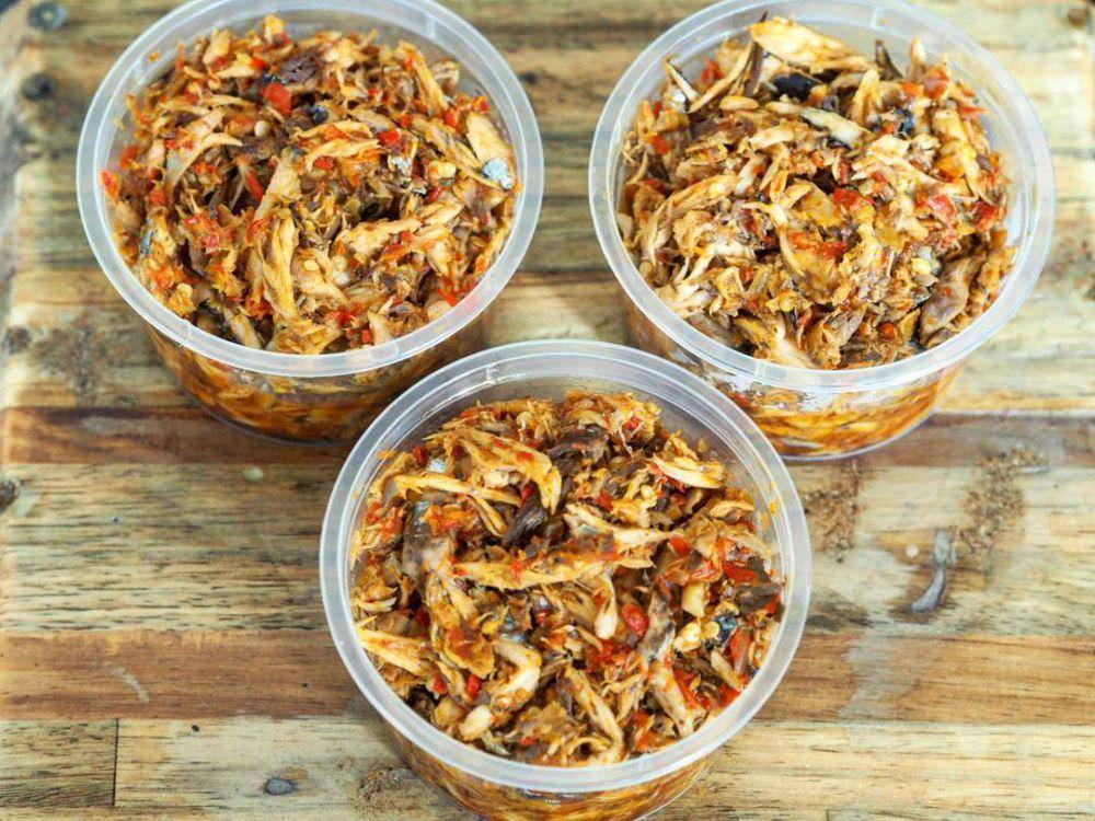 tongkol suwir balado (instagram.com/queen_catering.sby)