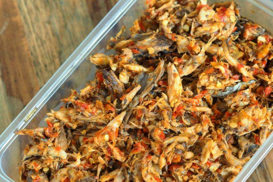 tongkol suwir balado (instagram.com/queen_catering.sby)