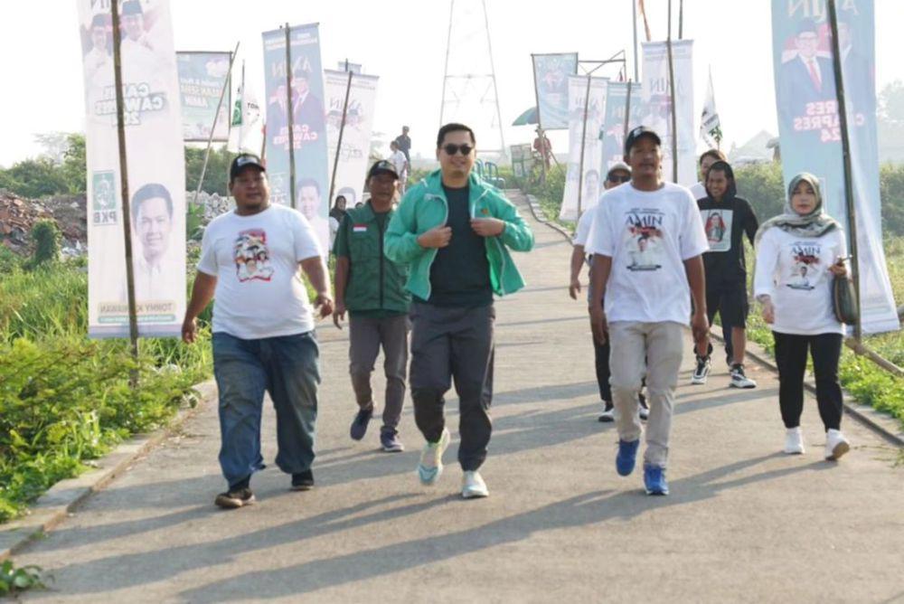 9 Potret Tommy Kurniawan Kampanye di Bogor, Jalan Sehat Sama Ibu-Ibu!