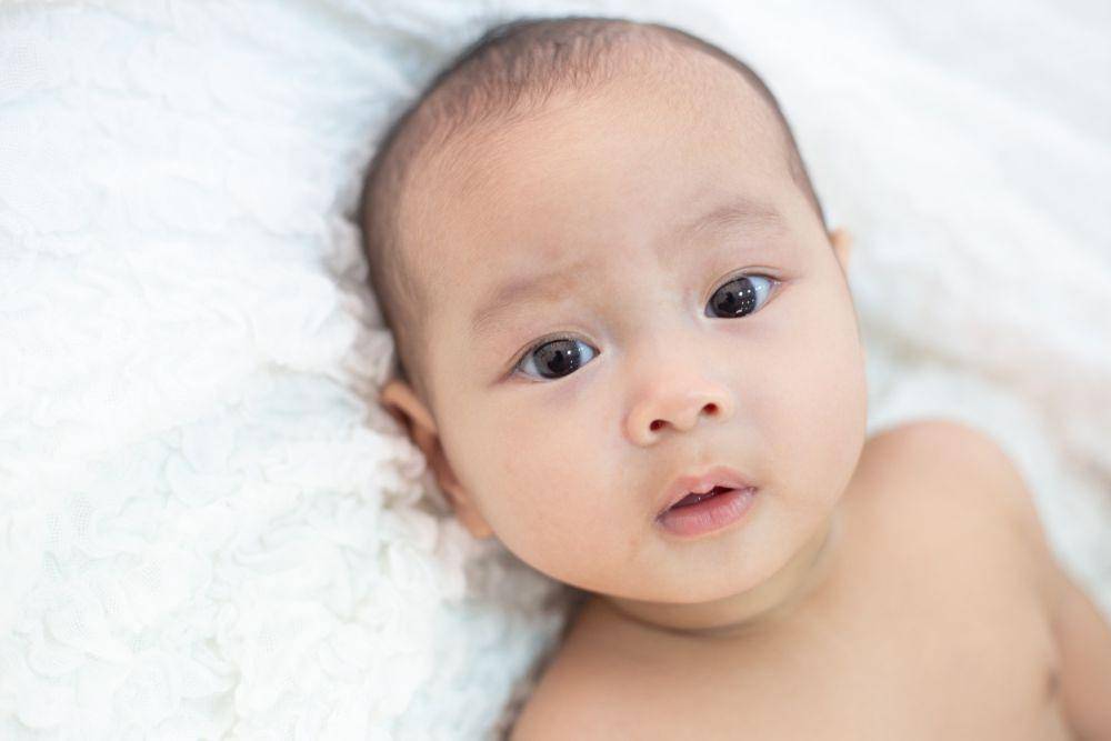 ilustrasi membersihkan area wajah bayi (freepik.com/jcomp)