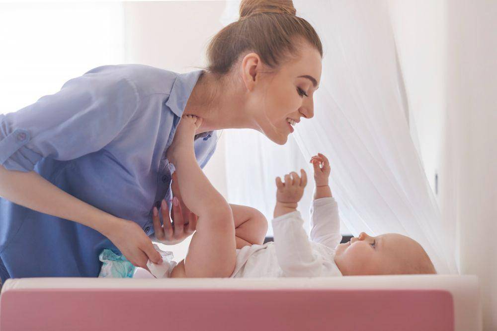 ilustrasi melepaskan pakian dan popok bayi (freepik.com/gpointstudio)