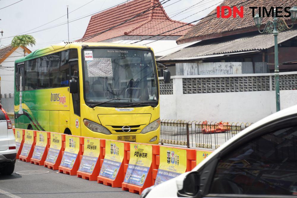Pemberlakuan contraflow Trans Jogja di Jalan Pasar Kembang, Kota Yogyakarta, Selasa (31/10/2023). (IDN Times/Herlambang Jati Kusumo)