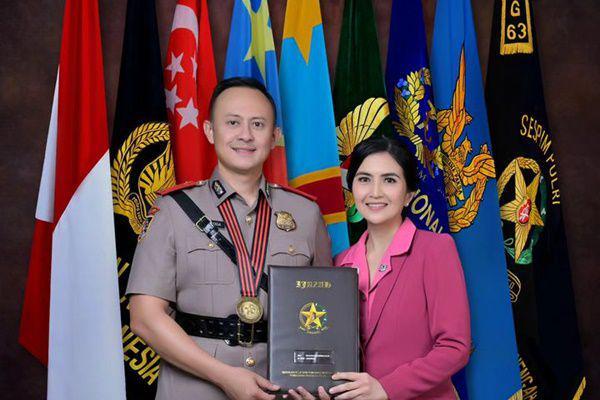 7 Potret Kadek Devi Dampingi Suami Lulus Sespimmen Polri