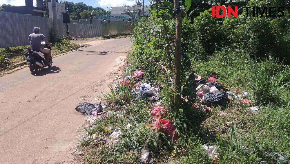 Tumpukan sampah yang menenuhi jalan lingkungan di wilayah Bojongsari, Kota Depok. (IDNTimes/Dicky)