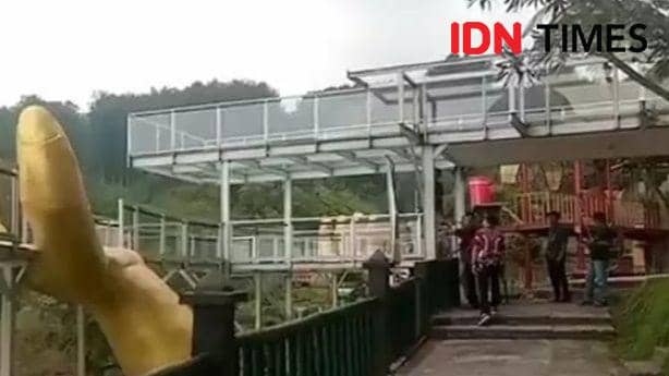 Jembatan kaca The Geong di Limpakuwus yang ternyata terbuat dari kaca bekas dan konstruksi yang tidak standar.(IDN Times/Rama Prasetya).