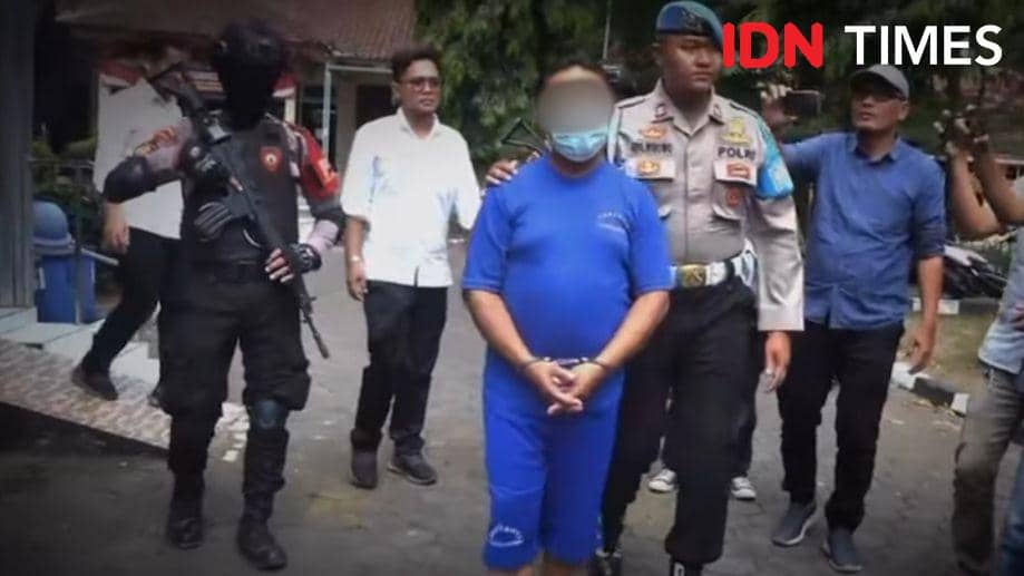 Nasib ES pengelola wisata Jembatan kaca The Geong yang harus menjadi tersangka dan terancam hukuman 5 tahun penjara.(IDN Times/Dok. Polresta Banyumas)